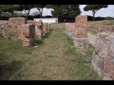 04540 ostia - regio i - insula xiv - caseggiato (i,xiv,7) - porticus - bli ri norden - 09-2023.jpg